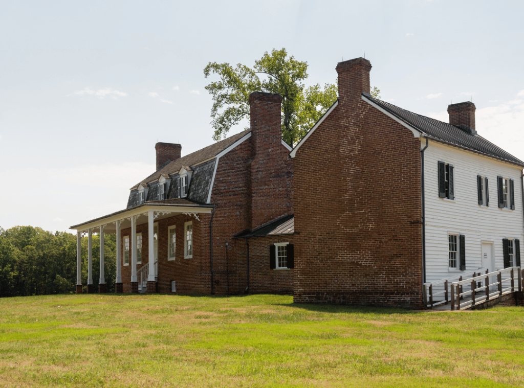 maryland stone house with green field
